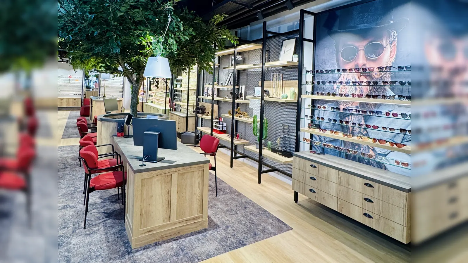 Auf 400 Quadratmetern kreativer Verkaufsfläche erwartet die Besucher ein modernes Konzept im Industrielook mit viel Grün, großzügiger Beratungstheke und einladender Loungeecke. (Bild: Florian Wagner)