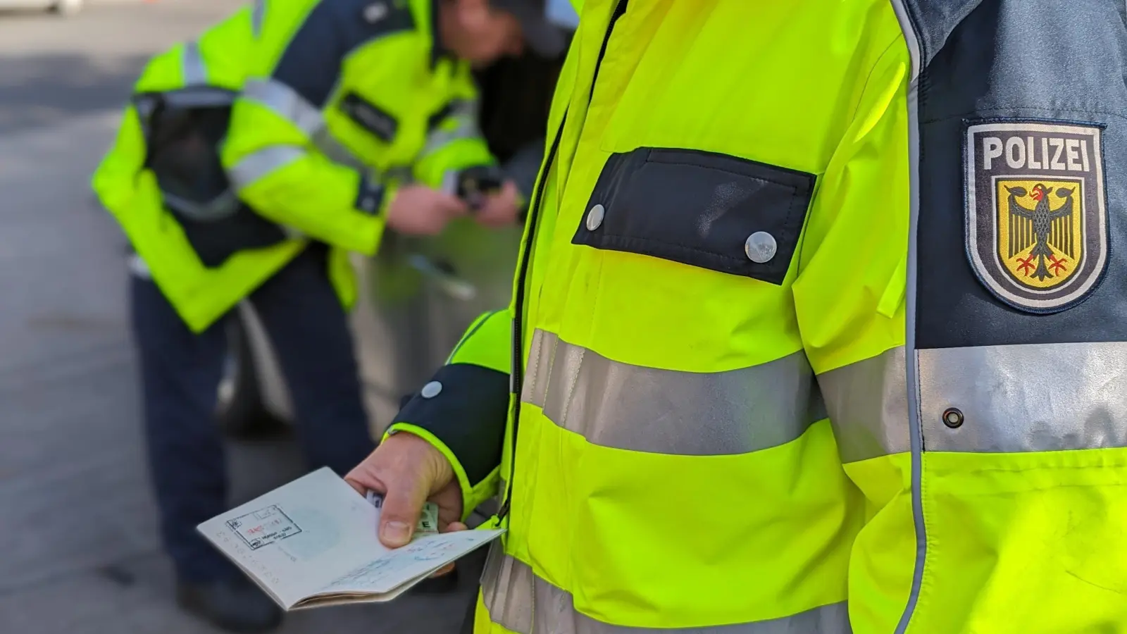 Beamte der Bundespolizei Waidhaus stoppen Busreisenden ohne gültige Aufenthaltserlaubnis.  (Bild: Bundespolizei/exb)