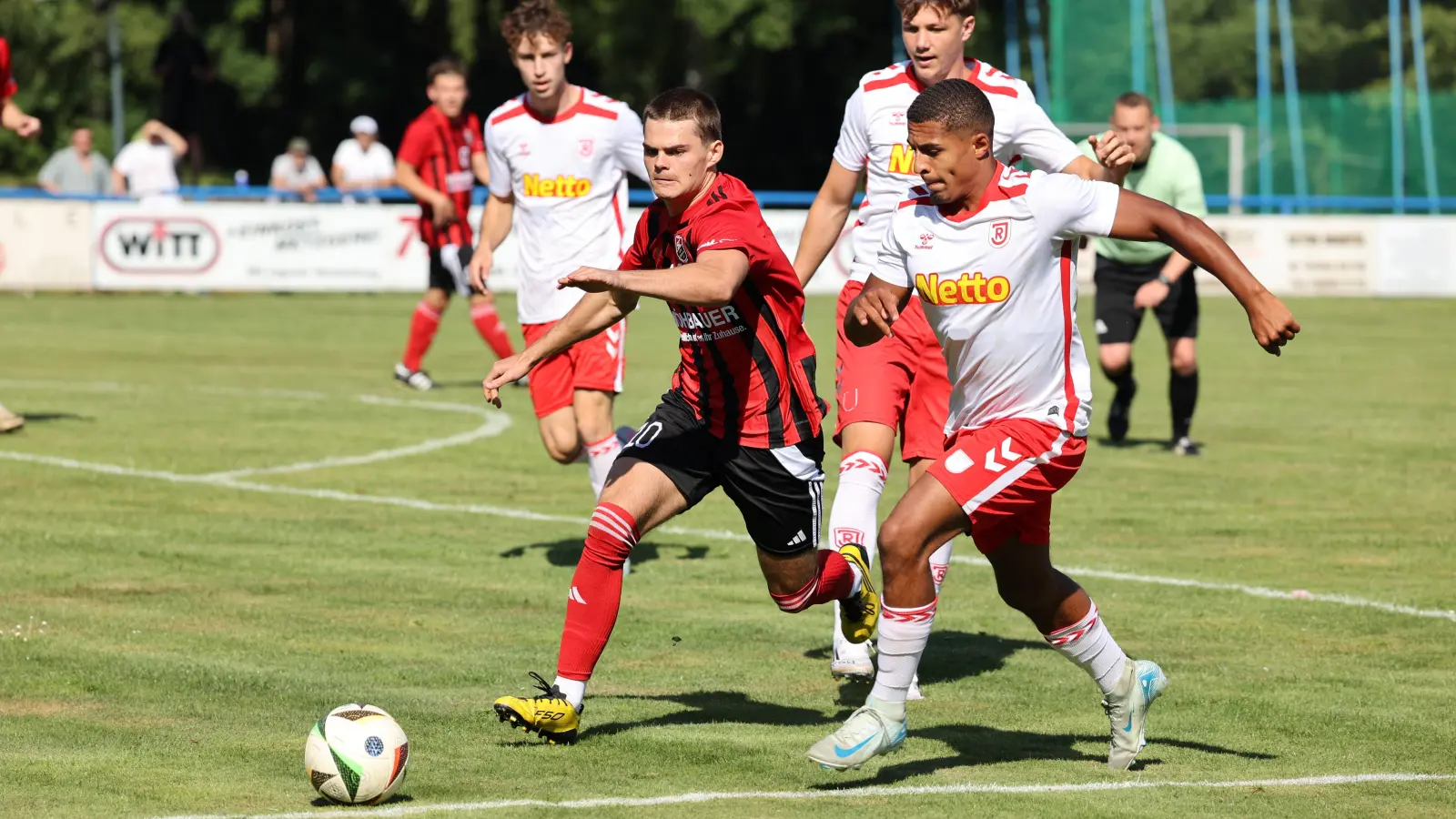 SC-Neuzugang Torsten Hofbauer (links) versucht sich im Zweikampf mit einem Jahn-Akteur zu behaupten. (Bild: Dieter Jäschke)