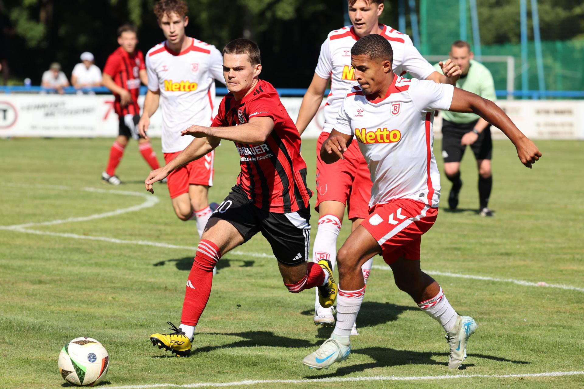 SC-Neuzugang Torsten Hofbauer (links) versucht sich im Zweikampf mit einem Jahn-Akteur zu behaupten. (Bild: Dieter Jäschke)