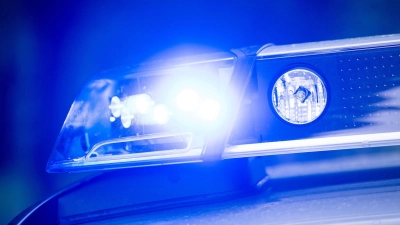 In Paulsdorf haben Polizeibeamte einen jungen Autofahrer kontrolliert. (Symbolbild: Lino Mirgeler/dpa/Symbolbild)