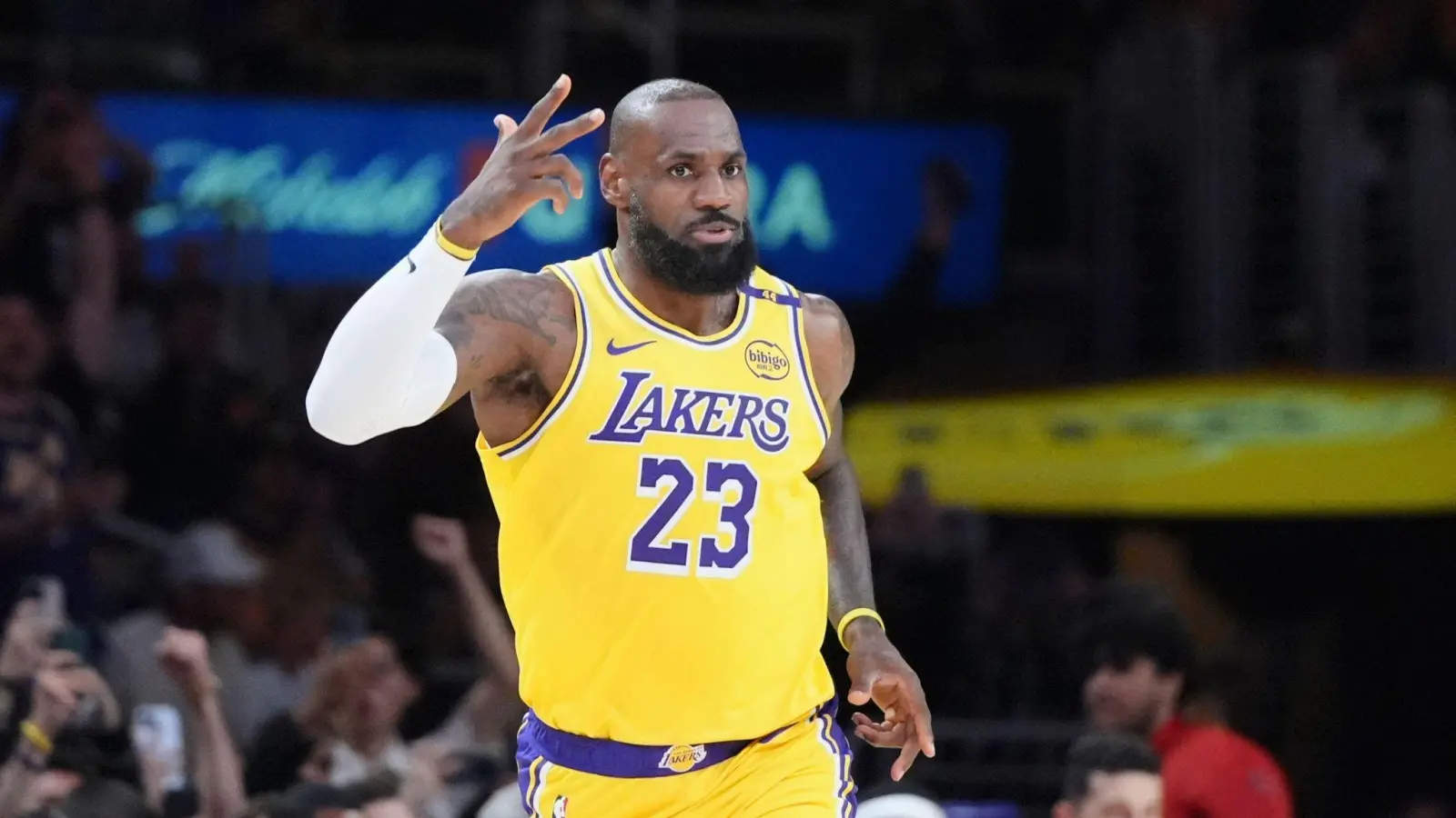 Drei Punkte gab es für den Wurf, mit dem LeBron James die Marke von 50 000 Punkten in der NBA durchbrach. (Bild: Jae C. Hong/AP/dpa)