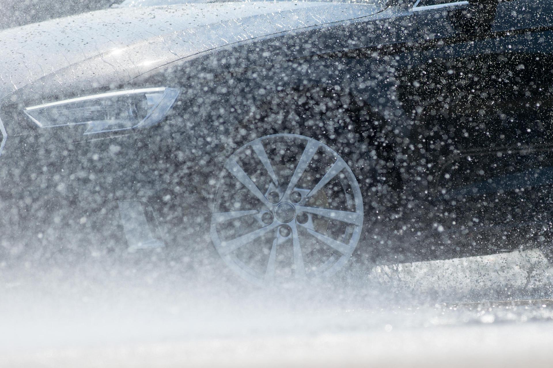 Bei winterlichen Straßenverhältnissen können Winterreifen ein Rutschen auf nasser oder glatter Fahrbahn verhindern. (Symbolbild: Klaus-Dietmar Gabbert)