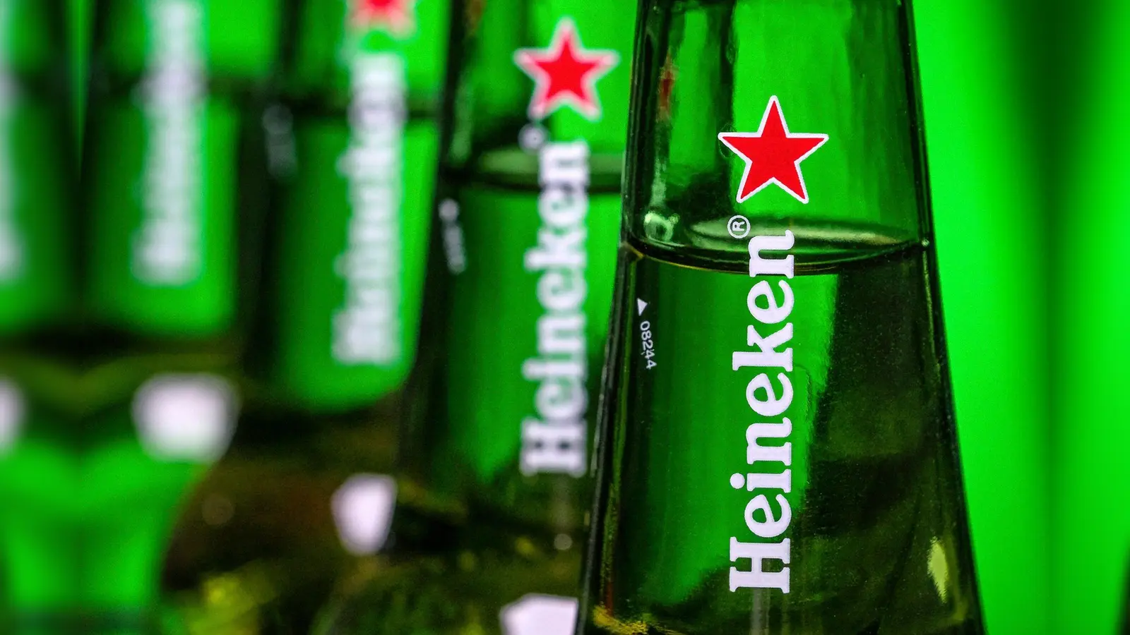Der Braukonzern Heineken will 2024 ein Zentrallager in Weiden eröffnen. (Symbolbild: J. David Ake/AP)