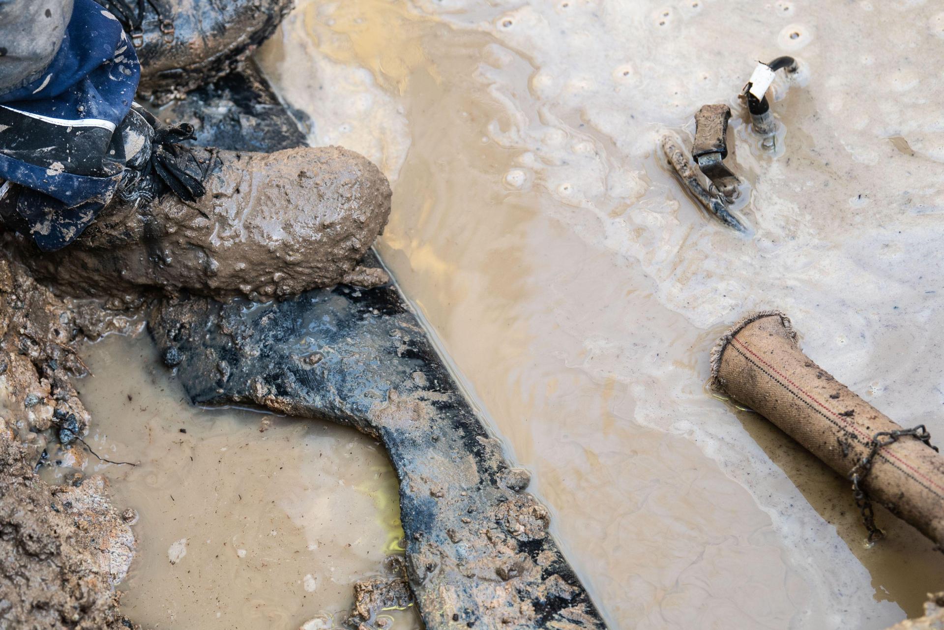 Wegen eines Wasserrohbruchs ist eine Straße in Neustadt/WN gesperrt.<br> (Symbolbild: Nicolas Armer/dpa)