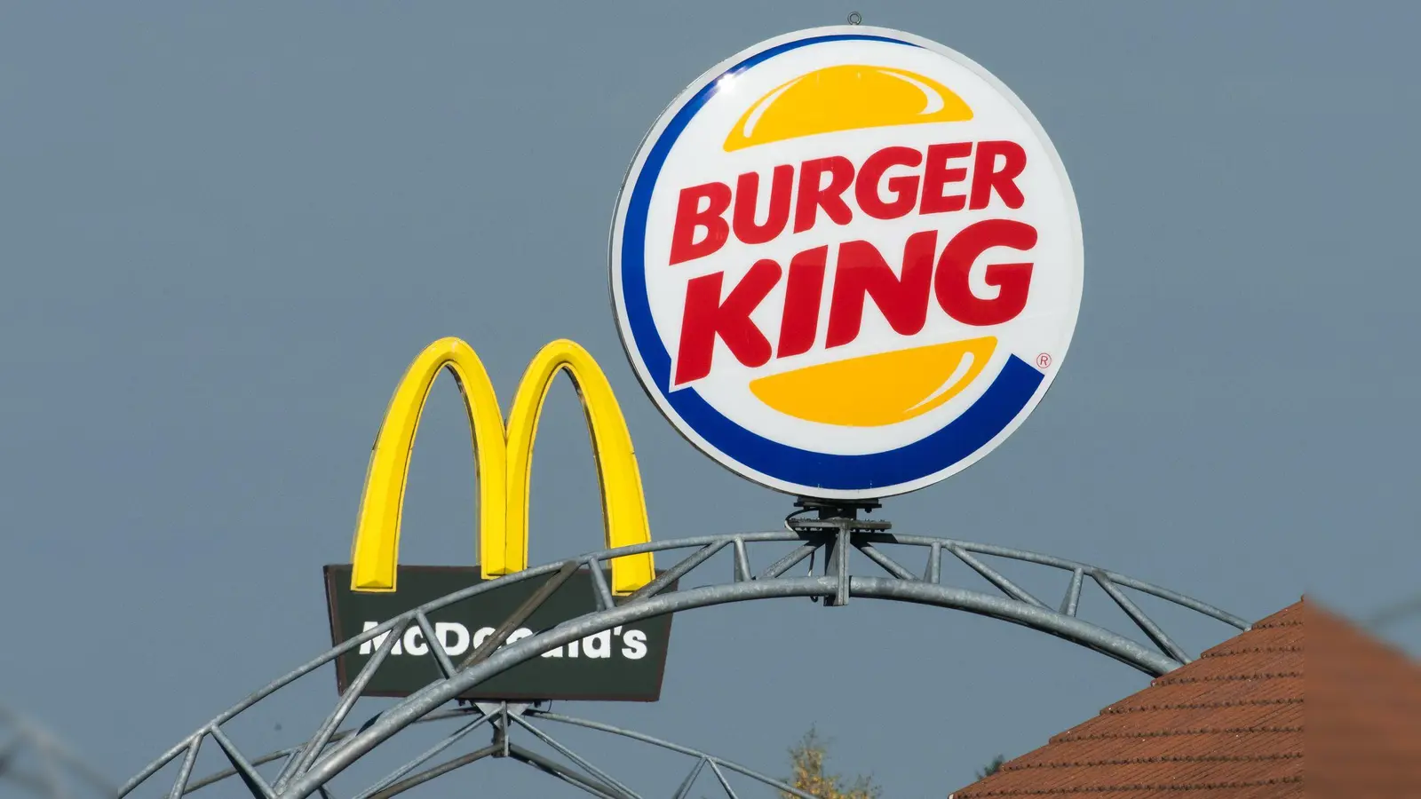 Schilder der Fastfood-Ketten McDonald&#39;s und Burger King am Autobahn-Rasthof Schweitenkirchen bei Giegenhausen in Bayern. Die Gewerkschaft Nahrung-Genuss-Gaststätten (NGG) kündigt in der sogenannten Systemgastronomie Warnstreiks während der Adventszeit an. (Symbolbild: Peter Kneffel/dpa)
