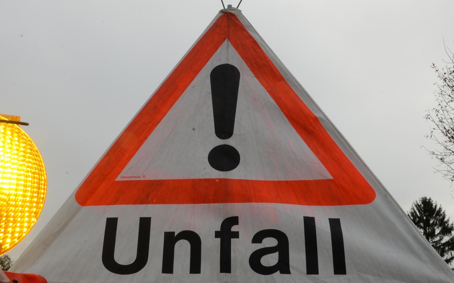 Auf der B299 bei Pressath hat sich am Dienstagabend ein Unfall ereignet.  (Symbolbild: Patrick Seeger/dpa)