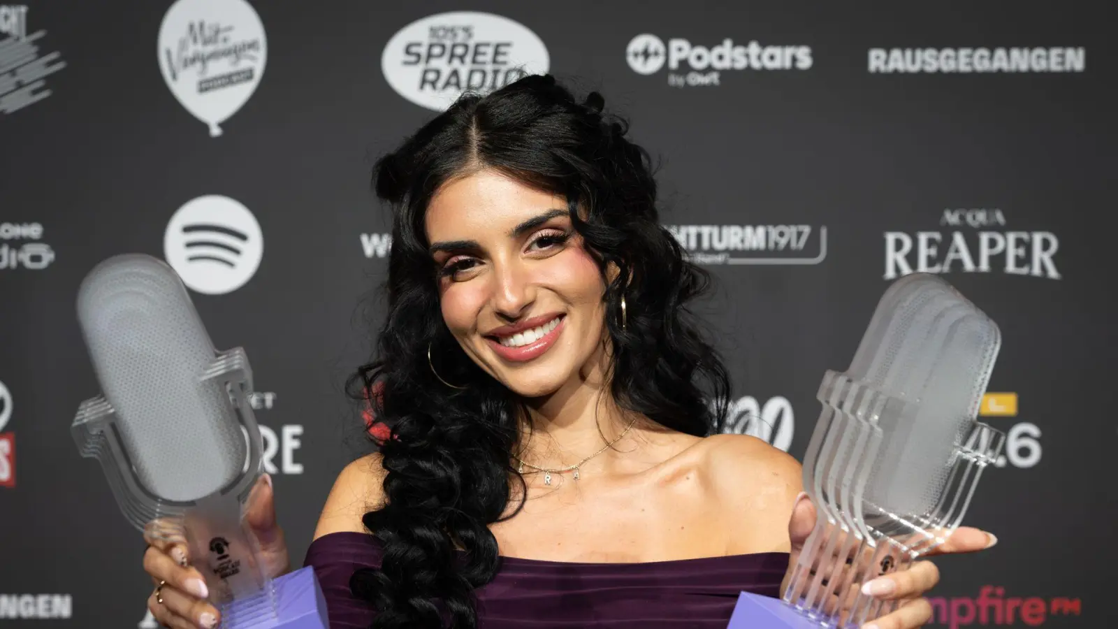 „Take Me Späti“-Moderatorin Sara Arslan sahnte beim Deutschen Podcast Award ab. (Bild: Soeren Stache/dpa)