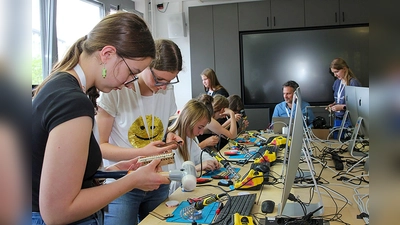 Im 3D-Druck-Workshop bauen die Mädchen bunt blinkende und programmierbare LED-Lichtorgeln. (Archivbild: Wiesel/OTH Amberg-Weiden/exb)