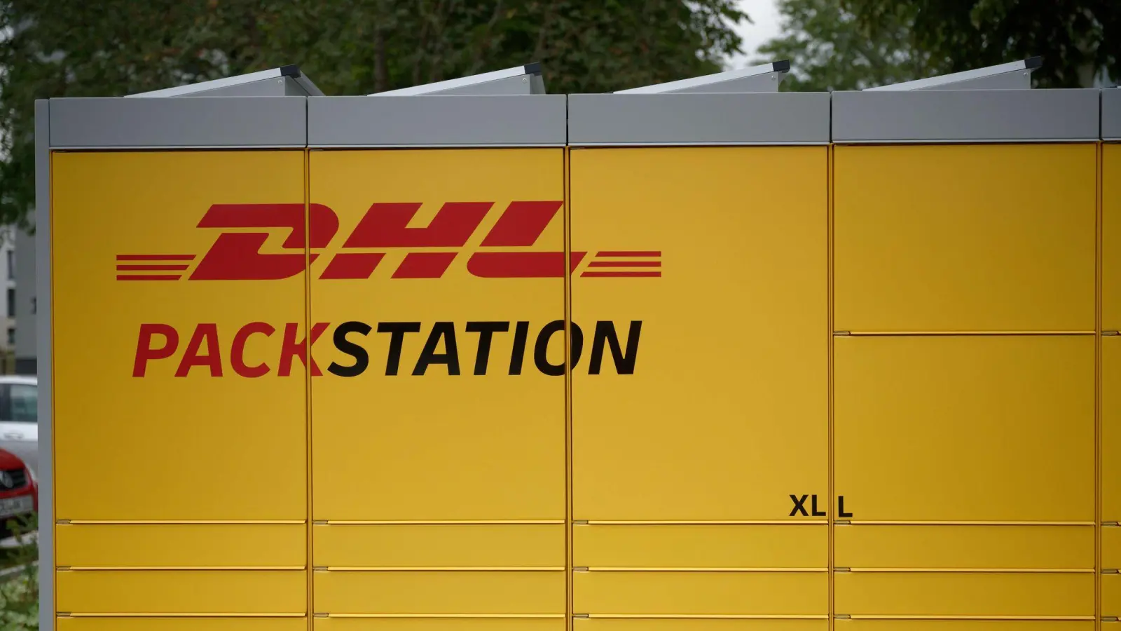 Beim Paketdienstleister DHL gibt es IT-Probleme. (Bild: Henning Kaiser/dpa)