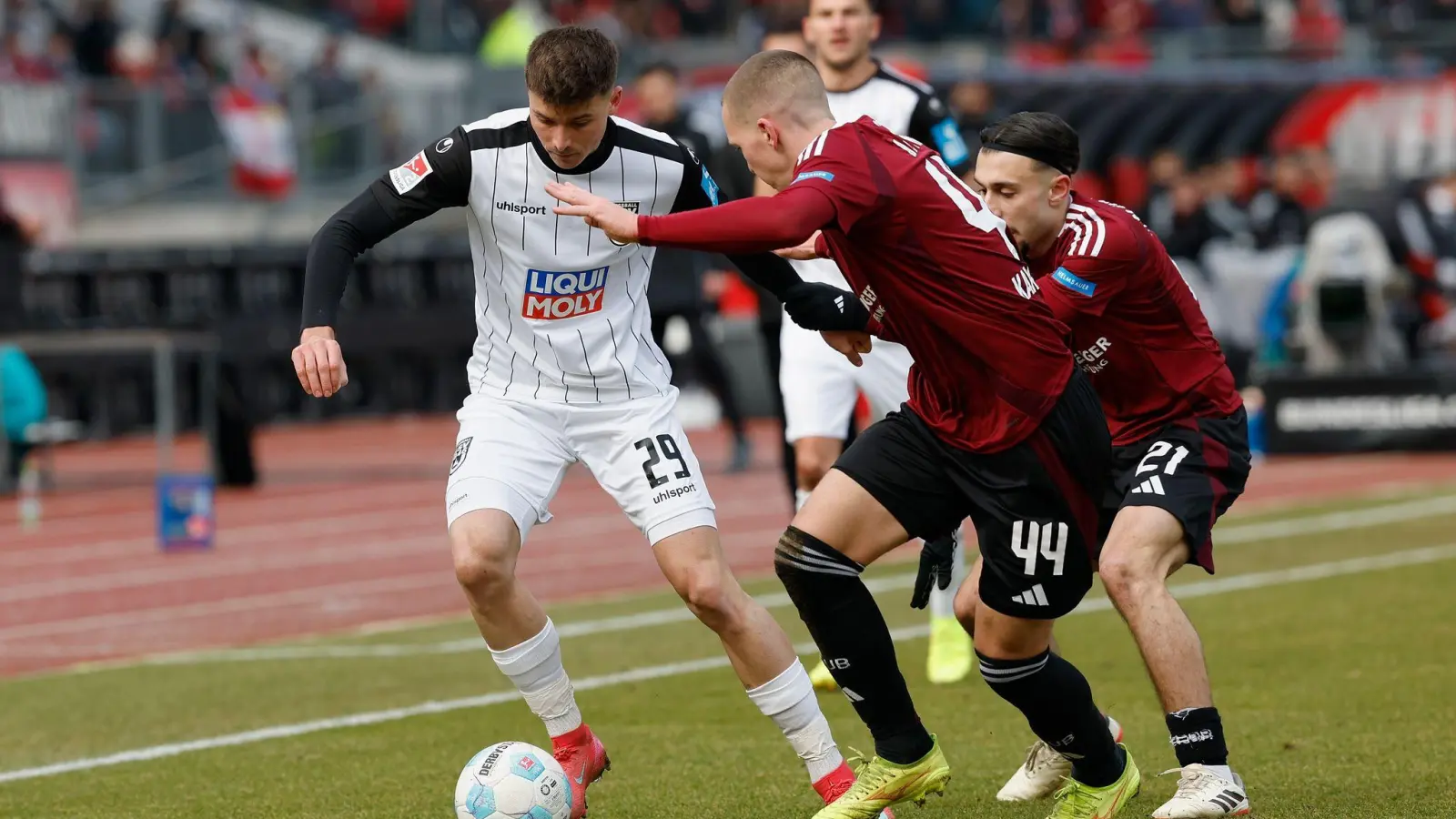 Kampf um den Ball: Ulms Semir Telalovic (l) gegen die Nürnberger Ondrej Karafiat (M) und Berkay Yilmaz. (Bild: Heiko Becker/dpa)