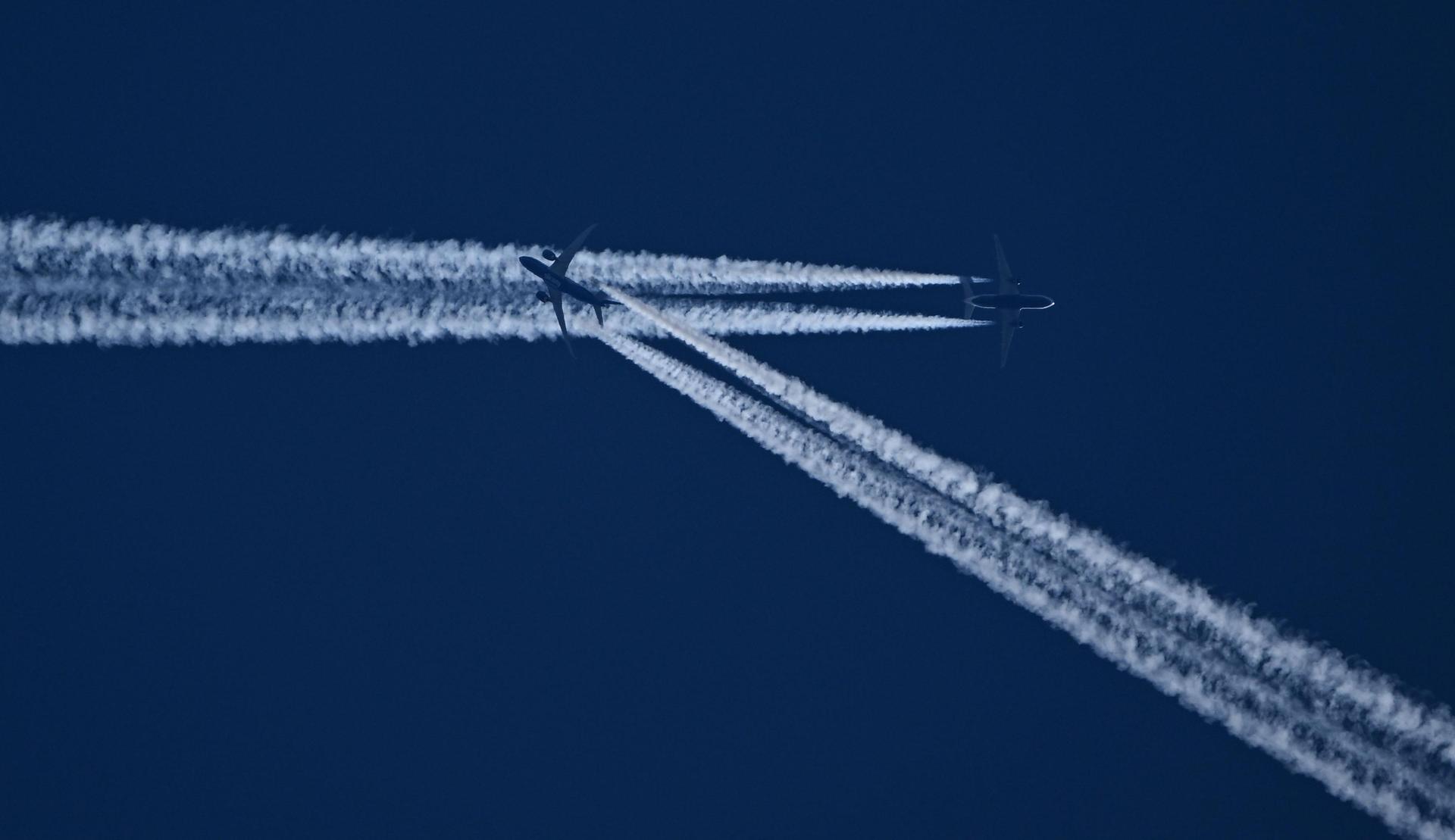 Ein mysteriöses Flugzeug sorgte im östlichen Teil des Landkreises Neustadt/WN für Aufmerksamkeit. (Symbolbild: Arne Dedert)