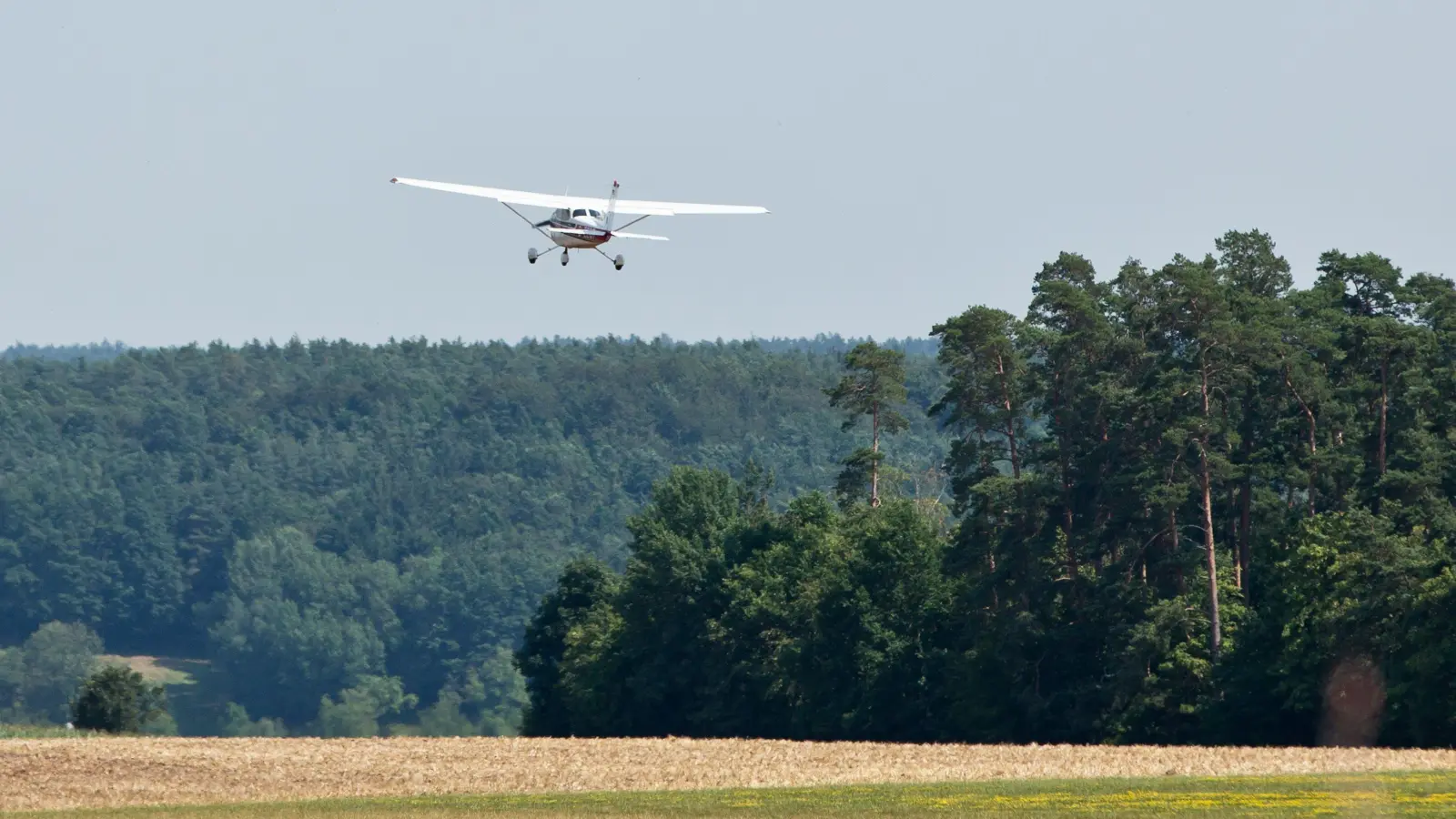 Luftbeobachter überwachen auch in der Oberpfalz bis 4. Mai deshalb Waldbrand-gefährdete Gebiete. (Symbolbild: Daniel Karmann/dpa)