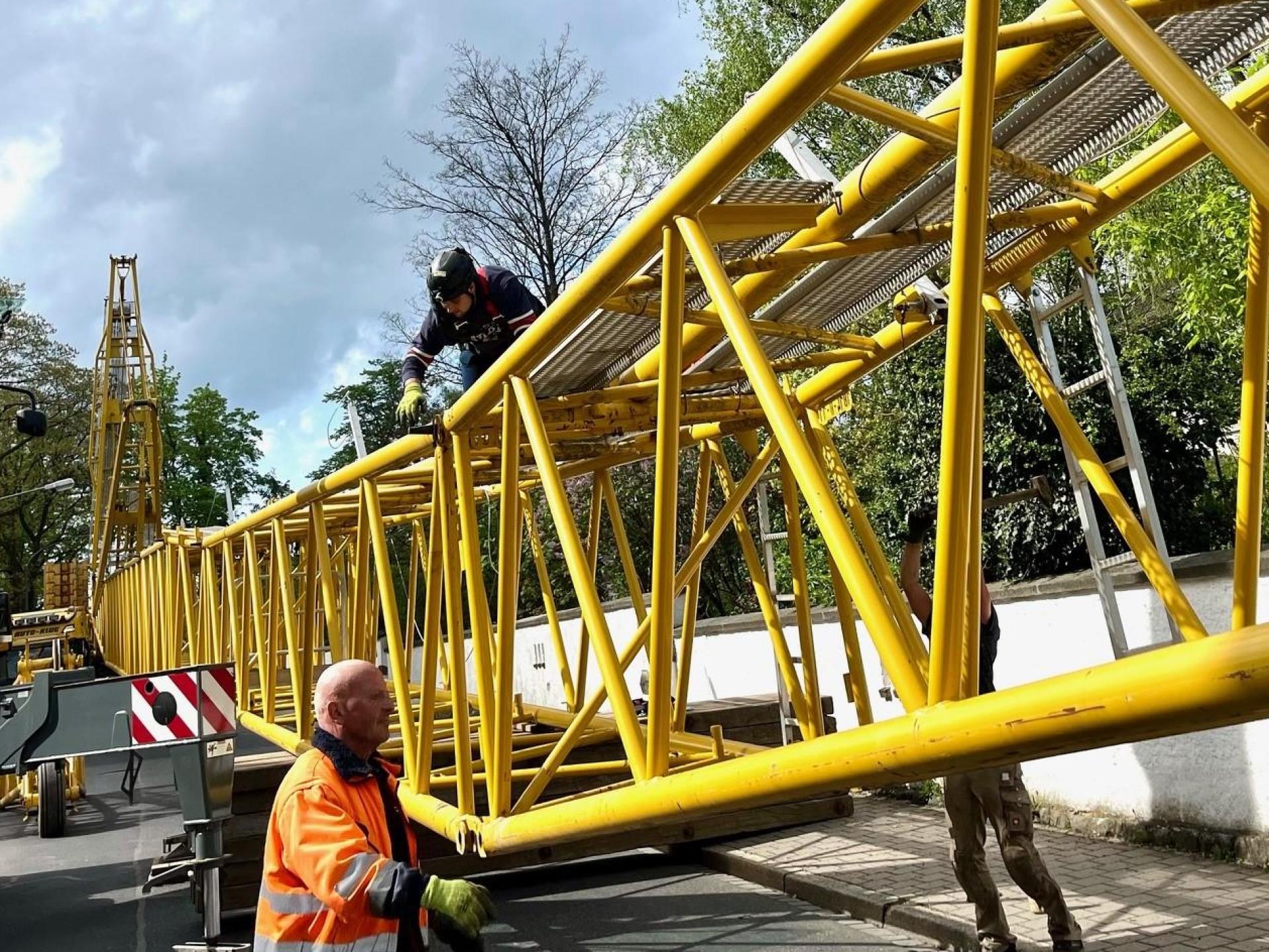 Bis Mittwoch ist die Rehbühlstraße im Bereich Behaimstraße komplett gesperrt. (Bild: Gabi Schönberger)