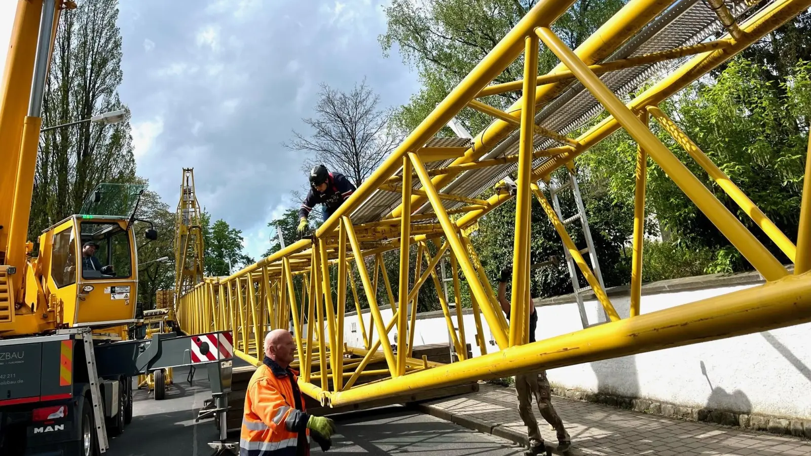 Bis Mittwoch ist die Rehbühlstraße im Bereich Behaimstraße komplett gesperrt. (Bild: Gabi Schönberger)