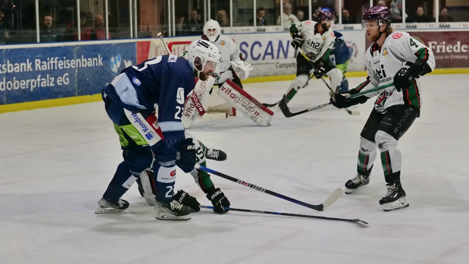 Die Blue Devils Weiden (blaue Trikots) und die Starbulls Rosenheim bestritten in der vergangenen Saison die Final-Serie um die deutsche Oberliga-Meisterschaft. (Archivbild: Elke Englmaier)