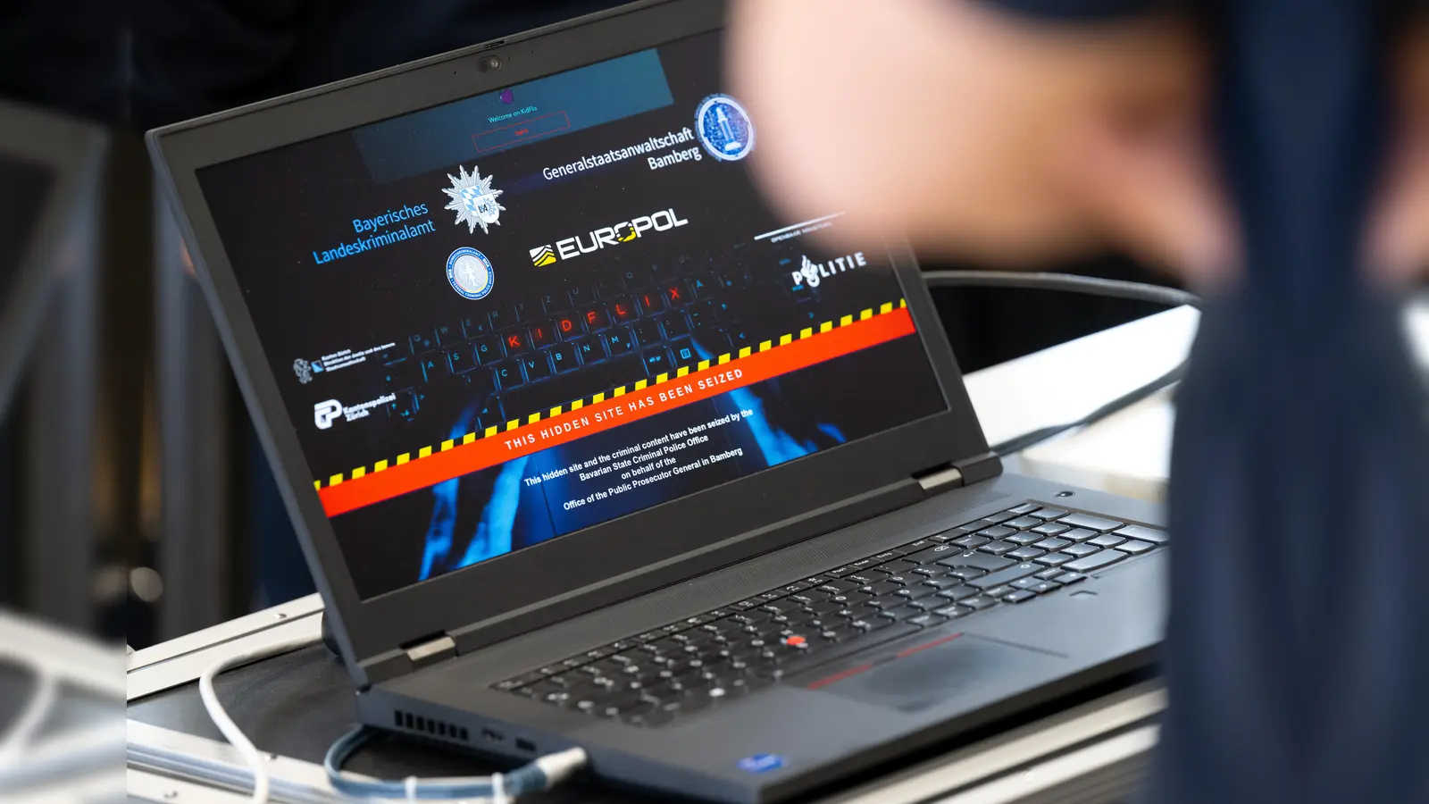 Während einer Pressekonferenz des Bayerischen Landeskriminalamts ist diese symbolische Darstellung der Darknet-Plattform „Kidflix” zu sehen. Die Plattform wurde nun von den Ermittlern vom Netz genommen. (Symbolbild: Sven Hoppe/dpa)