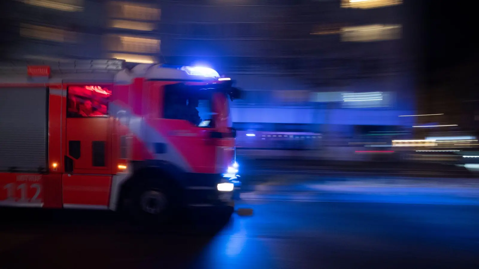 In Amberg musste die Feuerwehr am Sonntag, 8. September, ausrücken. Anlass war ein Brand im Stadtteil Bergsteig. (Symbolbild: Paul Zinken/dpa)