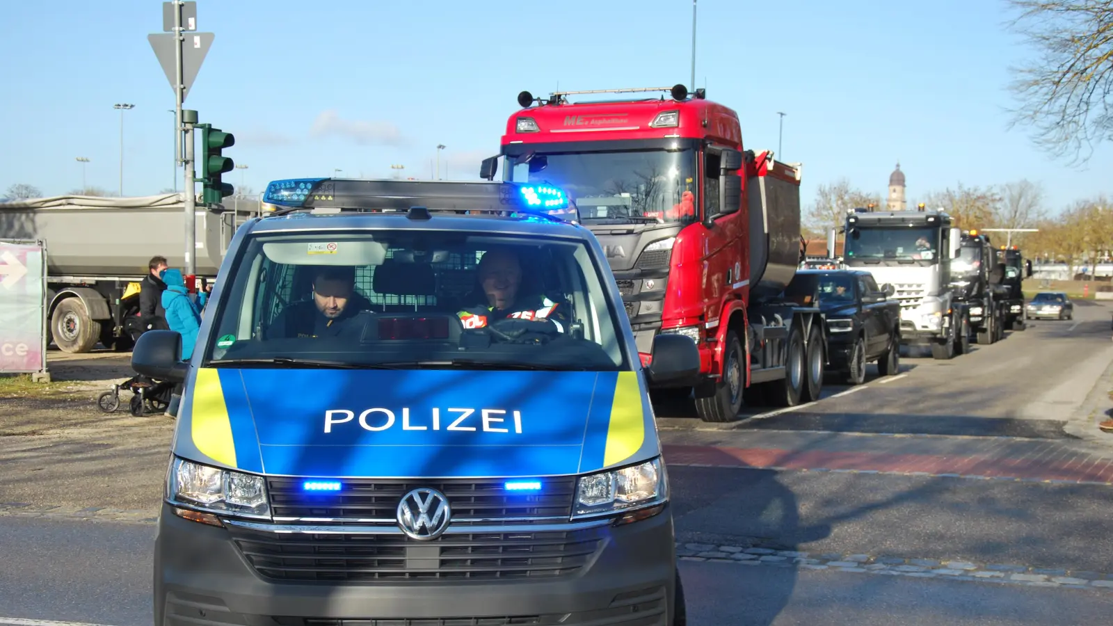 Um 10.30 Uhr machten sich die Fahrzeuge vom Dultplatz aus auf den Weg, eskortiert von der Polizei. (Bild: gsp)