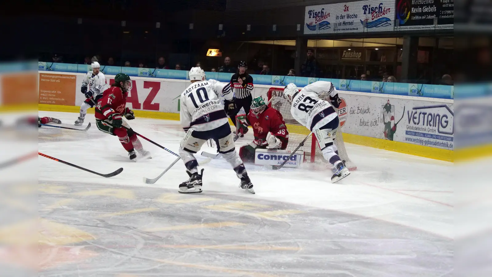 Die Blue Devils gewannen am Dienstag das zweite Achtelfinalspiel beim Herner EV nach einem 0:2-Rückstand mit 9:2. Hier schießt Martin Hlozek (rechts) zum 2:2 ein. (Bild: Christian Kaminsky)