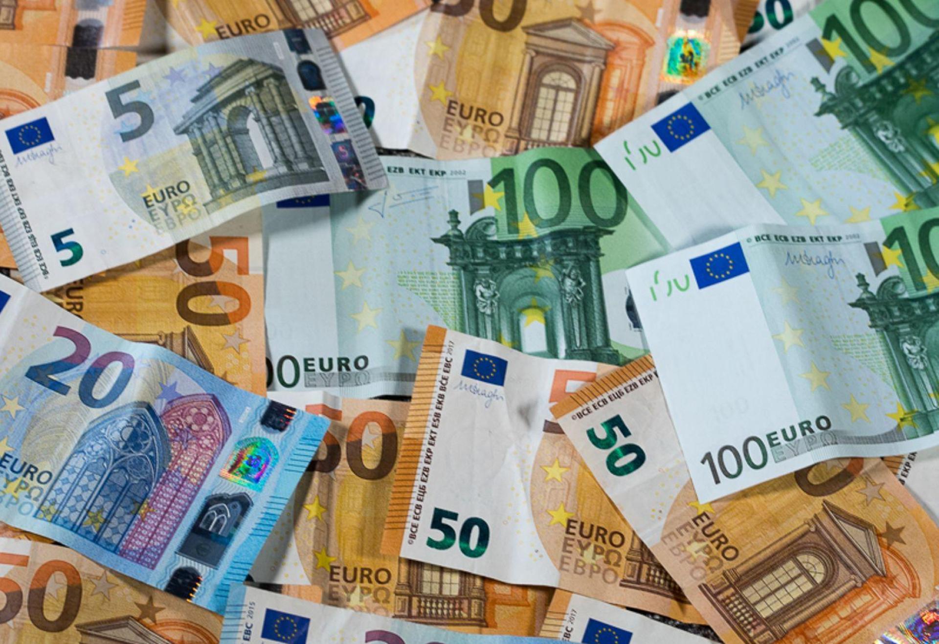 Insgesamt fanden die Beamten in dem Wagen etwa 850.000 Euro. (Symbolbild) (Bild: Jens Büttner/dpa-Zentralbild/dpa)