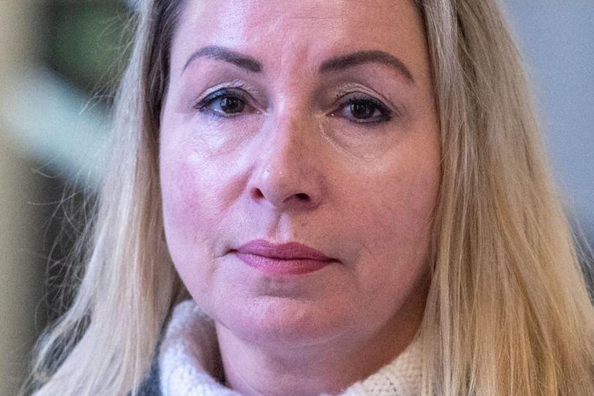 Zeugin im Champagner-Prozess: Nicole Bock trank im Februar 2022 ahnungslos aus einem Champagner-Glas, in dem sich die Droge MDMA befand. Sie schwebte danach in Lebensgefahr und kämpft bis heute mit den körperlichen und psychischen Folgen.  (Bild: Armin Weigel/dpa)