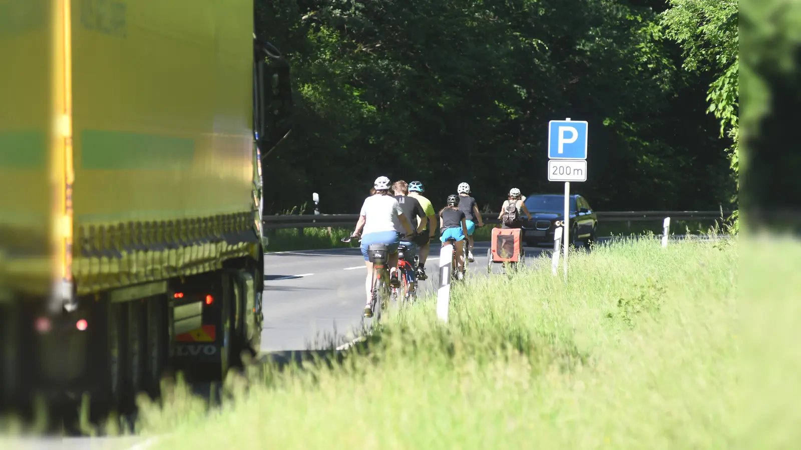 Auf der Staatsstraße 2166 fahren sowohl Fahrradfahrer als auch Kraftfahrzeuge über den Fischerberg. Einen durchgehenden Fahrradweg gibt es bisher nicht.  (Bild: Gabi Schönberger)