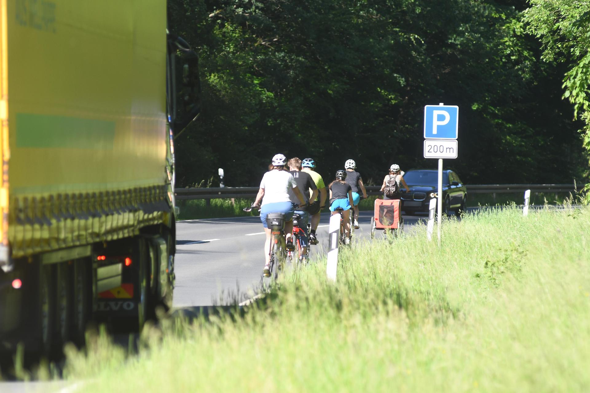 Auf der Staatsstraße 2166 fahren sowohl Fahrradfahrer als auch Kraftfahrzeuge über den Fischerberg. Einen durchgehenden Fahrradweg gibt es bisher nicht.  (Bild: Gabi Schönberger)