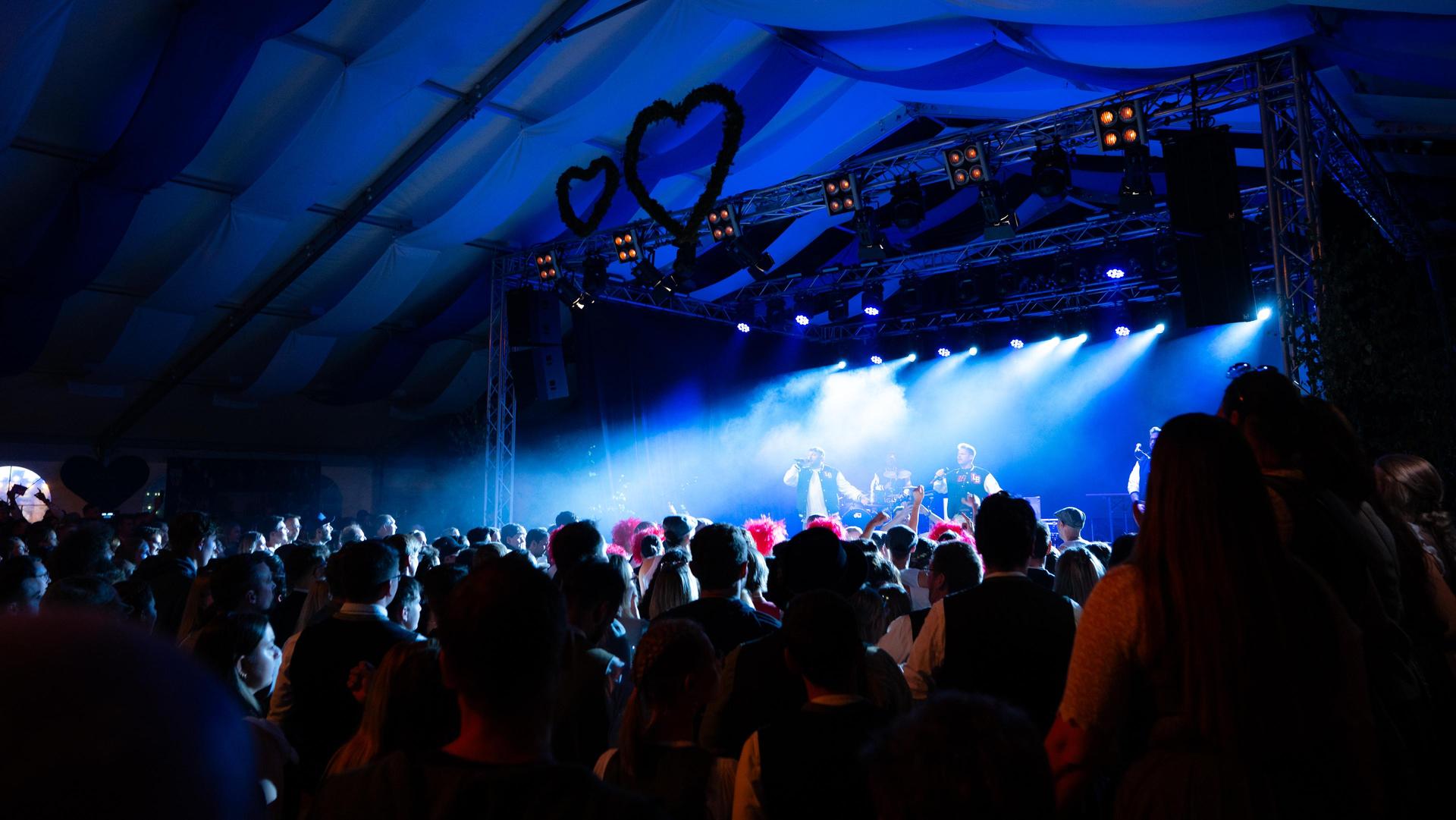 Sonntagabend auf der Pfreimder Kirwa. (Bild: Hannes Stock)