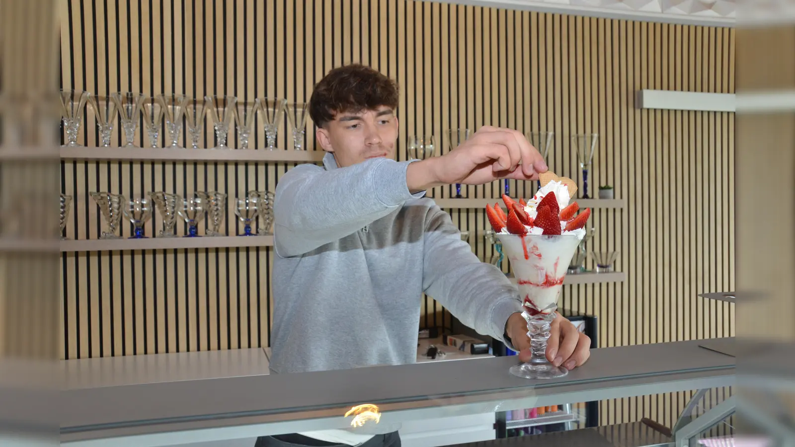 Der erst 18-jährige Andrei Pap eröffnet sein „Eiscafe da Andrei”. (Bild: dob)