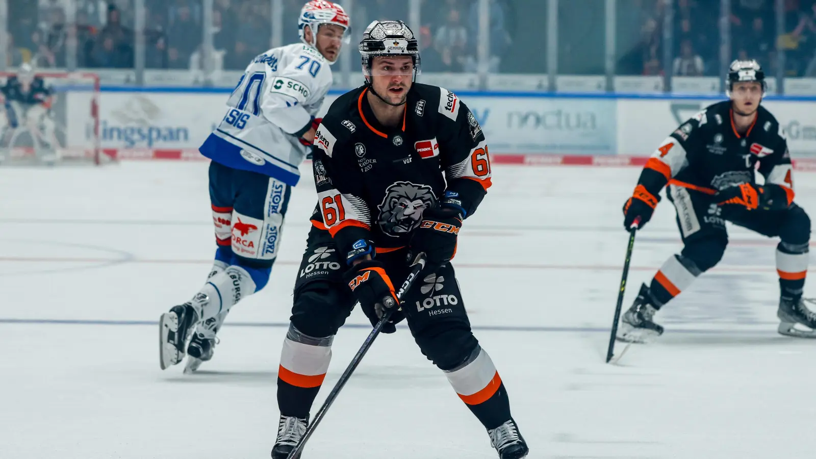 David Elsner (vorne) wechselt von der Löwen Frankfurt aus der DEL zu den Blue Devils Weiden. (Bild: Puckpix_by_Steph/exb)