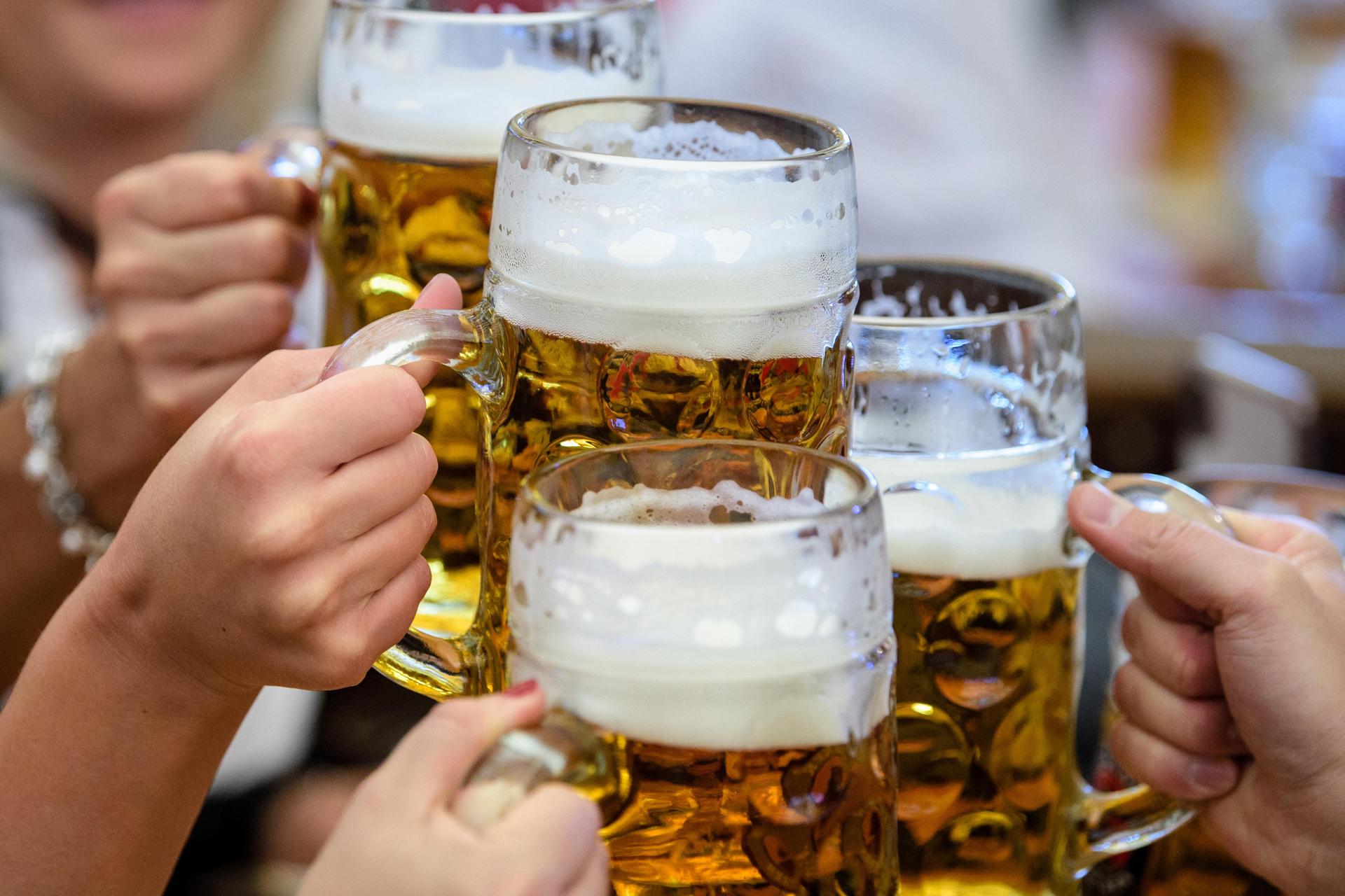 Auf dem Bürgerfest in Mantel kostet die Mass Bier in diesem Jahr erstmals 8,80 Euro.  (Symbolbild: Matthias Balk)