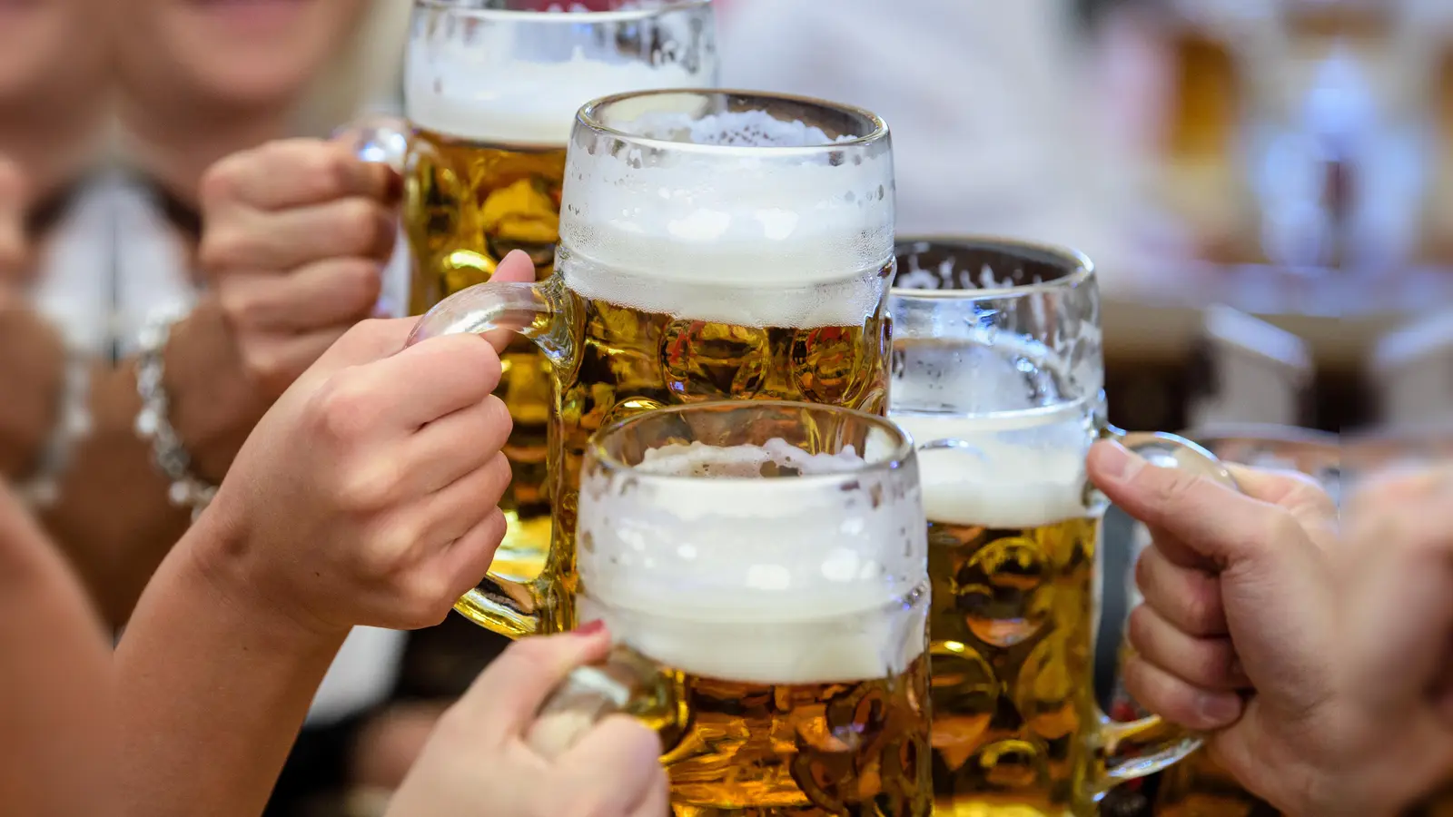 Auf dem Bürgerfest in Mantel kostet die Mass Bier in diesem Jahr erstmals 8,80 Euro.  (Symbolbild: Matthias Balk)