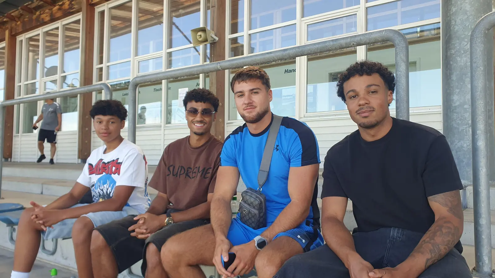 Der deutsche Nationalspieler Nene Brown (Zweiter von links) am Samstagnachmittag auf der Tribüne des Schwarzenfelder Sportparks. (Bild: mr)