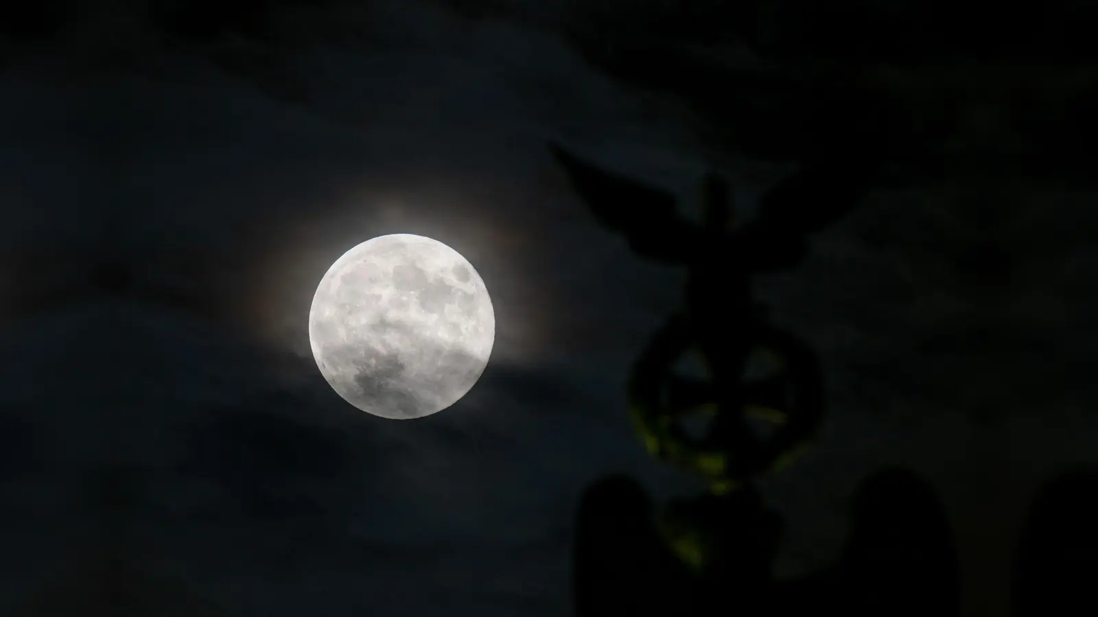 Der Mond kommt der Erde näher. (Archivbild) (Bild: Soeren Stache/dpa)
