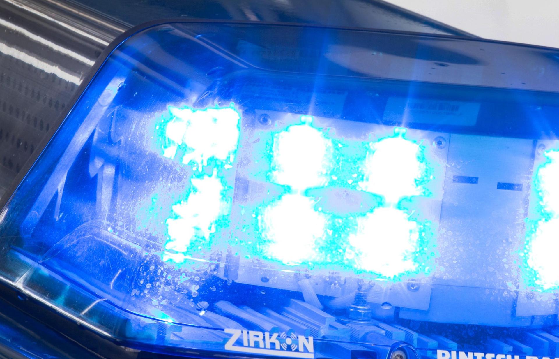 Auf der B 470 kam es zwischen Pechhof und Schwarzenbach zu einem Unfall. Eine schwangere Frau brach sich beide Arme.  (Symbolbild: Friso Gentsch/dpa)