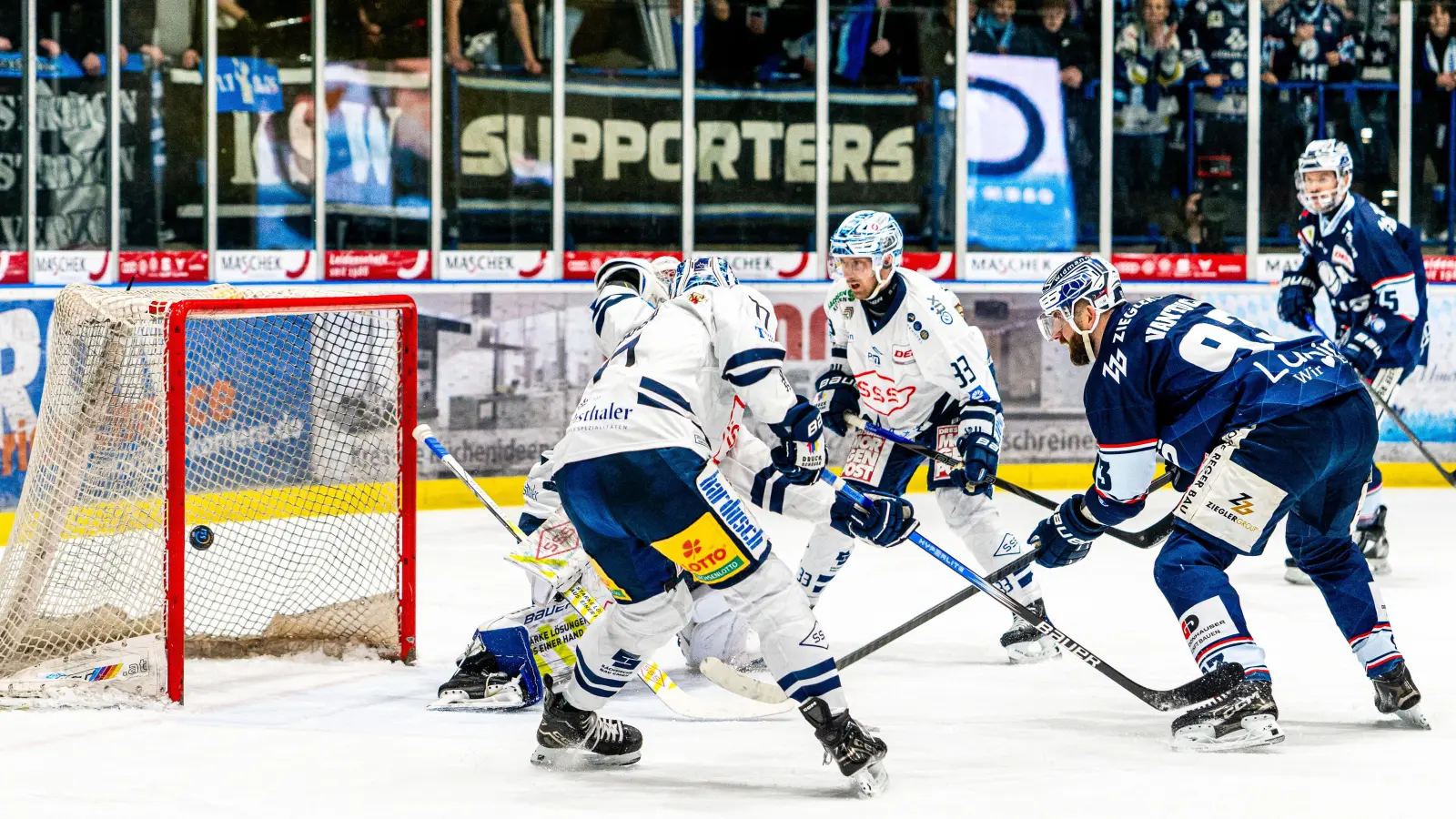 Lukas Vantuch (rechts) trifft in dieser Szene zum 1:0 für die Blue Devils Weiden in Überzahl gegen die Dresdner Eislöwen. (Bild: Elke Englmaier)