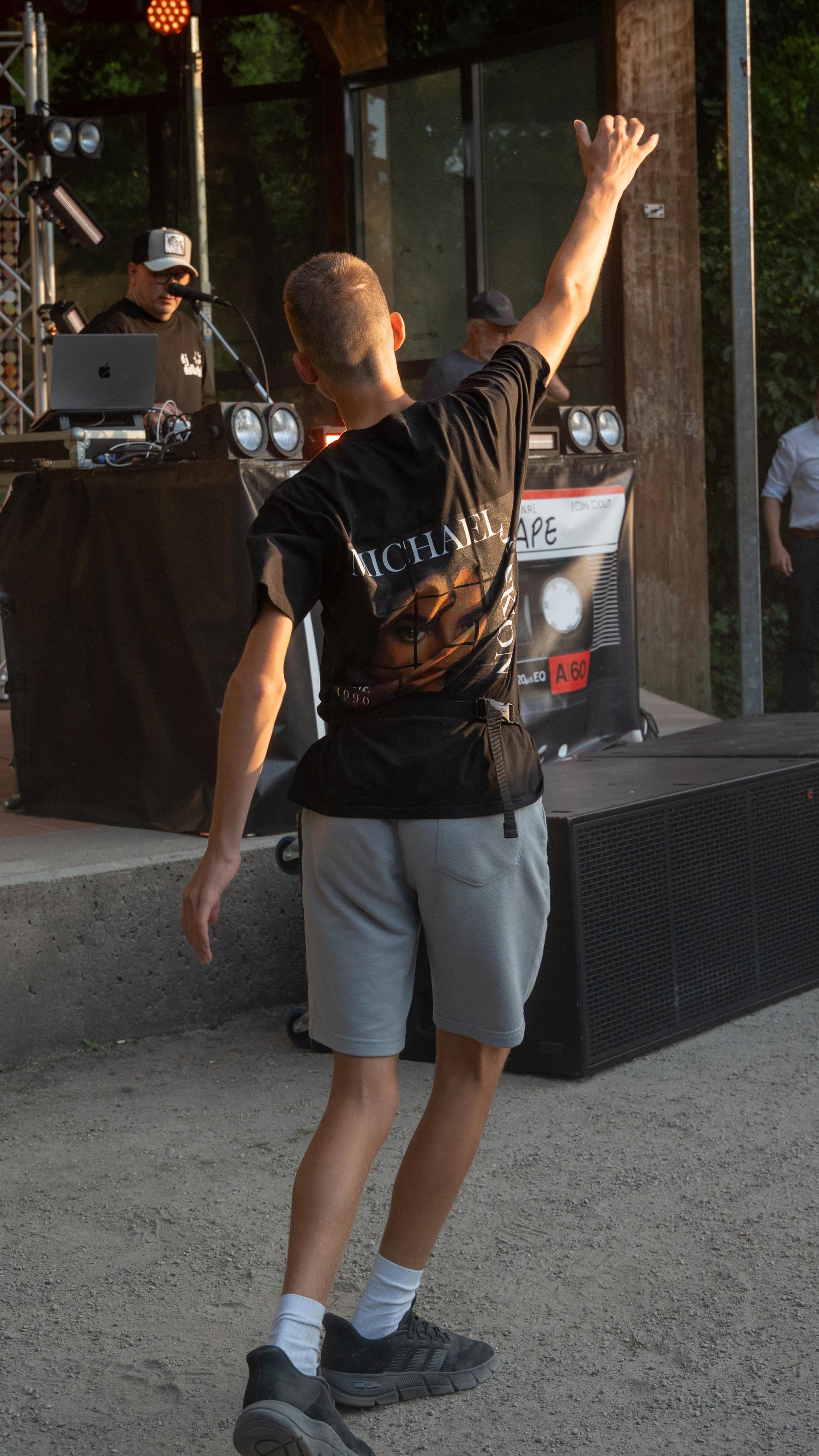 DJ Dollar Bill bei den Sommerserenaden im Max-Reger-Park in Weiden 2026. (Bild: Marina Gube)