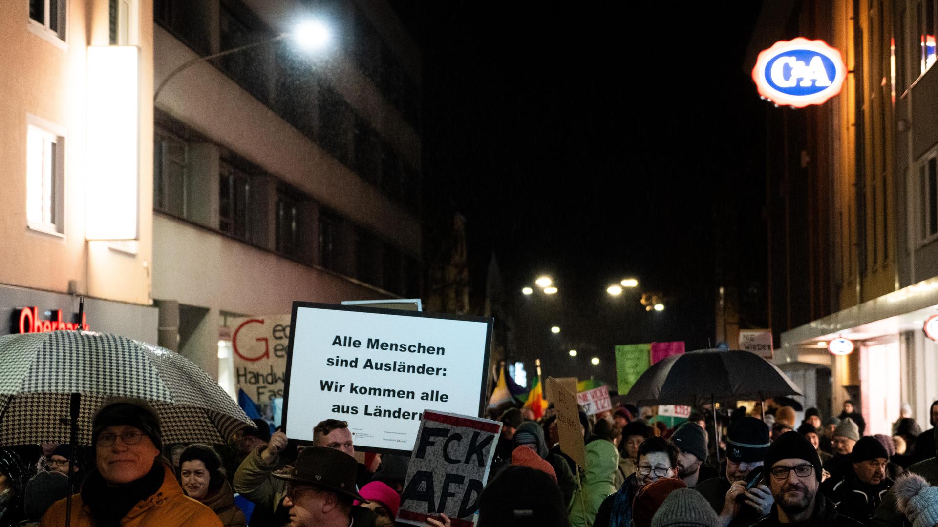 Bei der Demo gegen Rechts haben sich tausende Menschen zu einem Protestmarsch durch Weiden versammelt. (Bild: knz)
