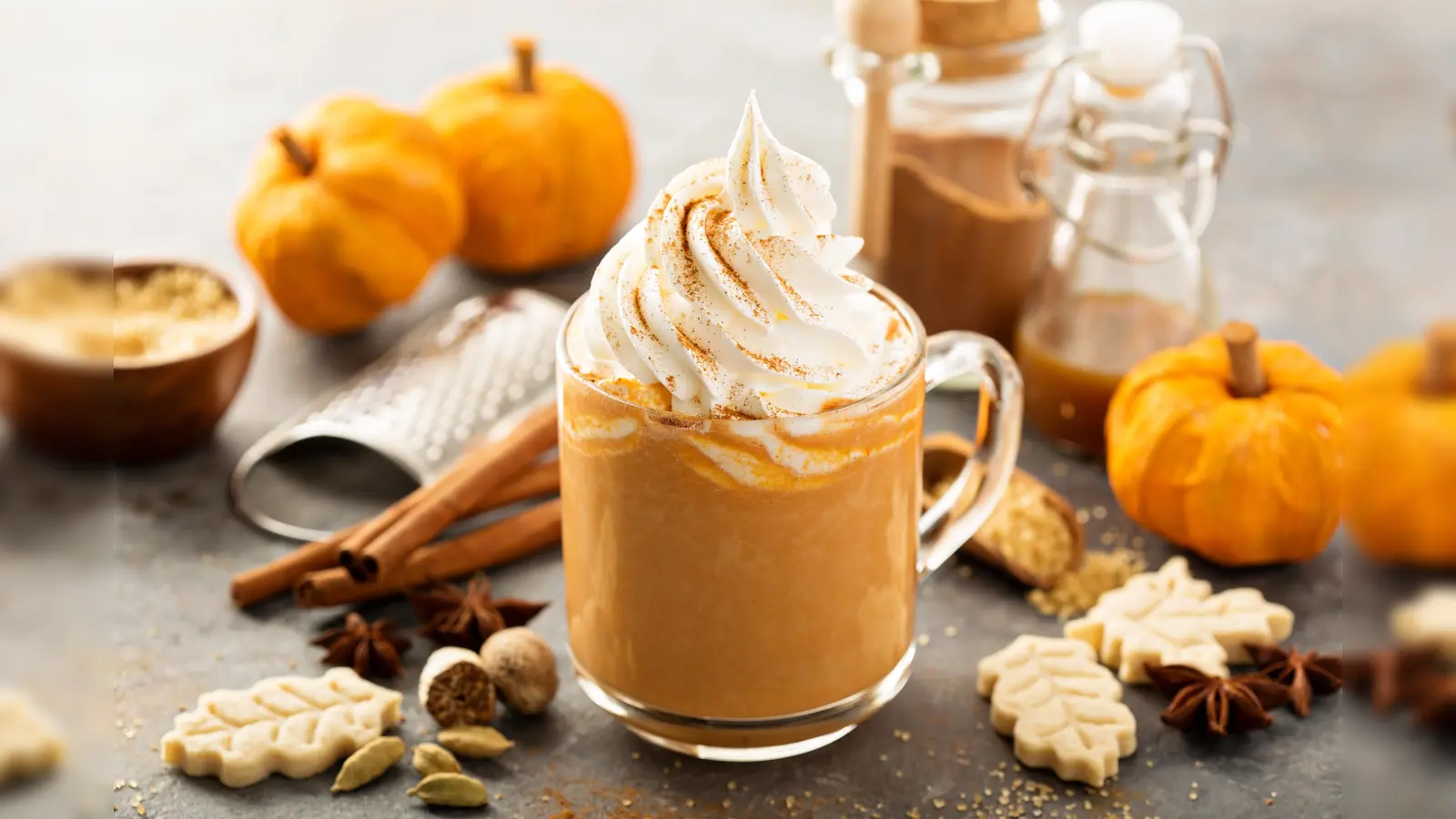 Der Pumpkin Spice Latte: würzig, cremig, ordentlich süß. (Bild: fahrwasser/Adobe Stock)