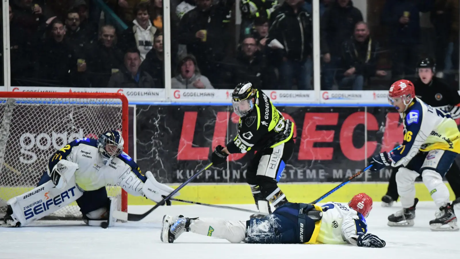 Marco Pronath (schwarzes Trikot) erzielte in dieser Szene die 2:1-Führung für den ERSC Amberg gegen Schweinfurt. Am Ende gewannen die Wild Lions mit 4:1. (Bild: SignaLight/AP)