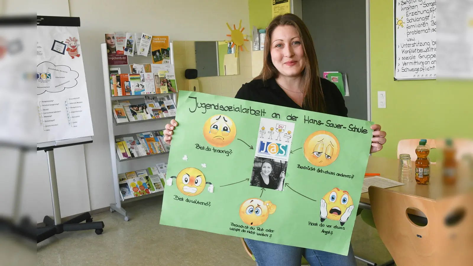 Zu Beginn jedes Schuljahres stellt sich Tanja Huber mit ihrem selbstgebastelten Plakat bei den Schülern der Hans-Sauer-Schule vor.  (Bild: Gabi Schönberger)