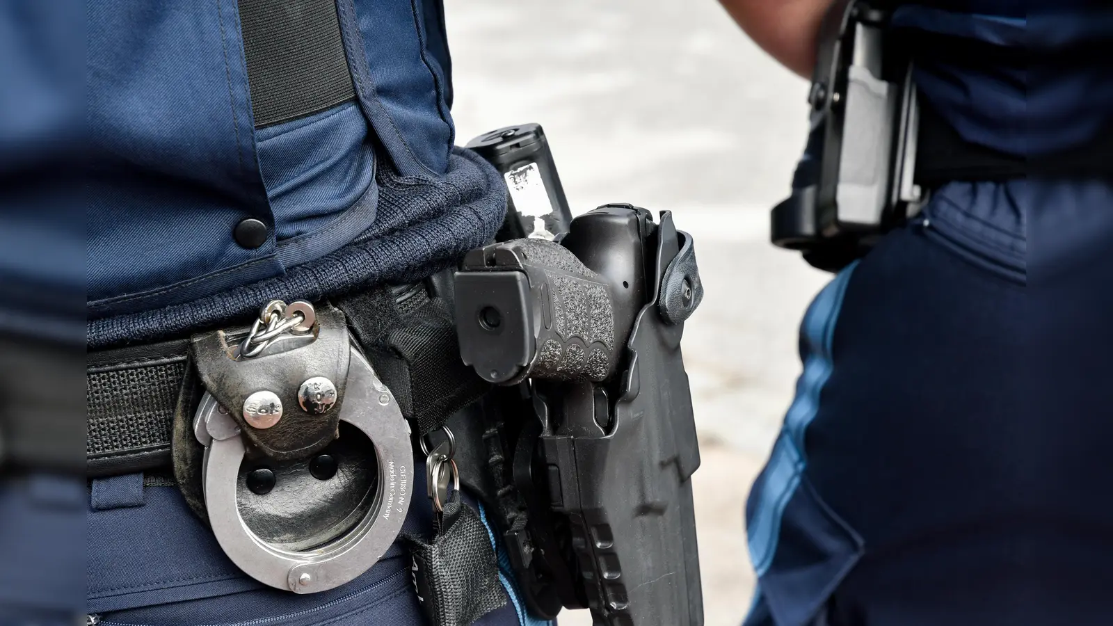 Ein Jugendlicher wird letzte Woche im Naabwiesen Parkhaus ausgeraubt. Nun fasst die Polizeiinspektion Weiden sechs Jugendliche, die dafür verantwortlich sein sollen.  (Symbolbild: Petra Hartl)