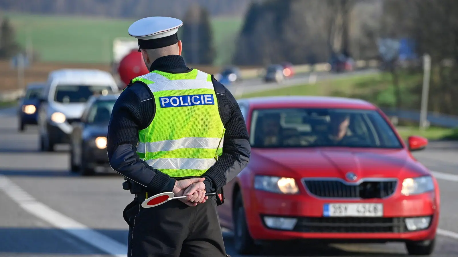 Ein Polizist beobachtet in Tschechien den Verkehr. (Symbolbild) (Bild: Pavlíèek Lubo/CTK/dpa)