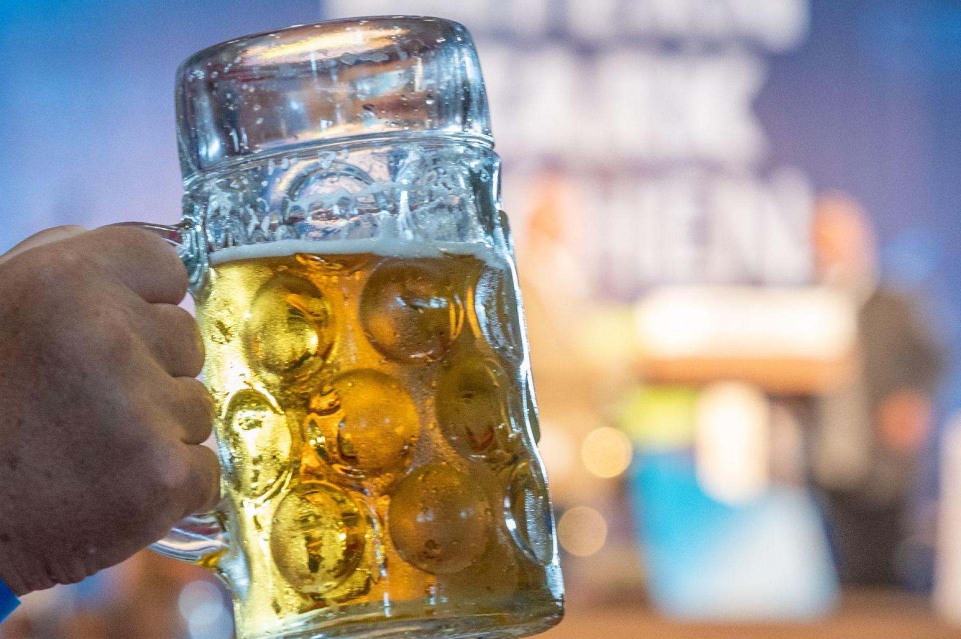 Bei der Etzenrichter Kirwa könnt ihr anstoßen. (Symbolbild: Armin Weigel/dpa/Symbolbild)