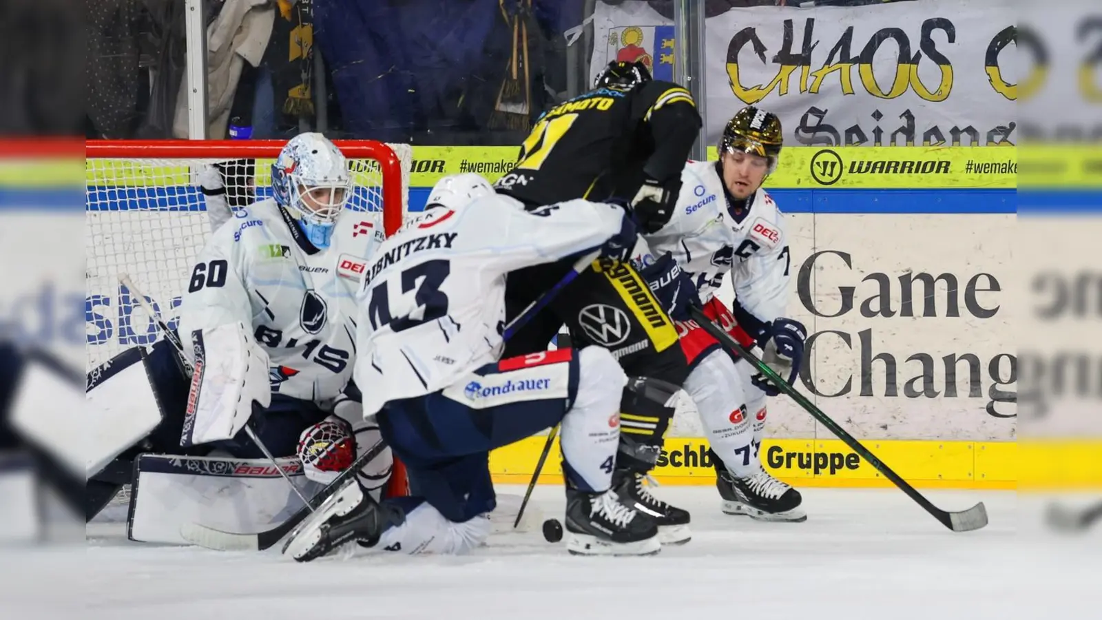 Mit vereinten Kräften verteidigen Fabian Ribnitzky, Tomas Rubes und Felix Noack gegen den Krefelder Jon Matsumoto. Die Blue Devils Weiden gewannen das Auswärtsspiel bei den Krefeld Pinguinen am Freitagabend mit 3:2.  (Bild: Yvonne Brands)