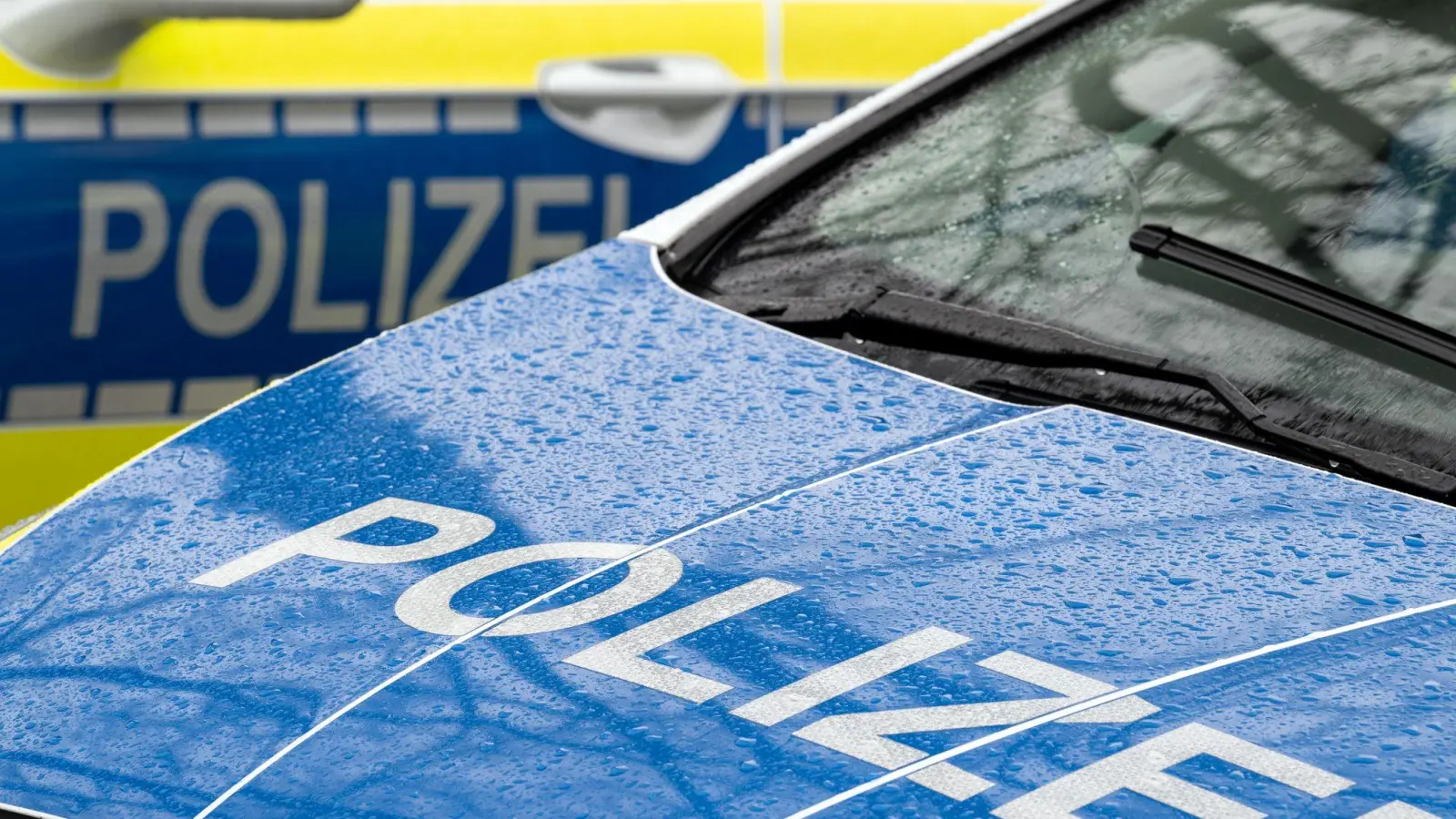 Im Rahmen von Ermittlungen gegen zwei rivalisierende Rockergruppen hat die Polizei mehrere Objekte in Unterfranken durchsucht. Ein Verdächtiger wurde vorläufig festgenommen. (Symbolbild) (Bild: Soeren Stache/dpa)