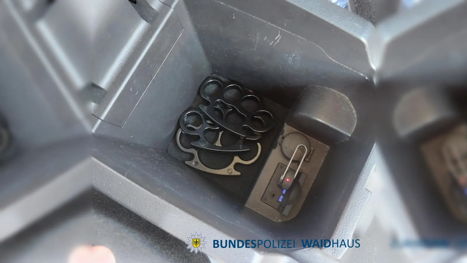 Beamte der Bundespolizei Waidhaus haben am Mittwoch (6. August) bei Grenzkontrollen in Waldsassen Waffen und Böller sichergestellt.  (Symbolbild: Bundespolizei)