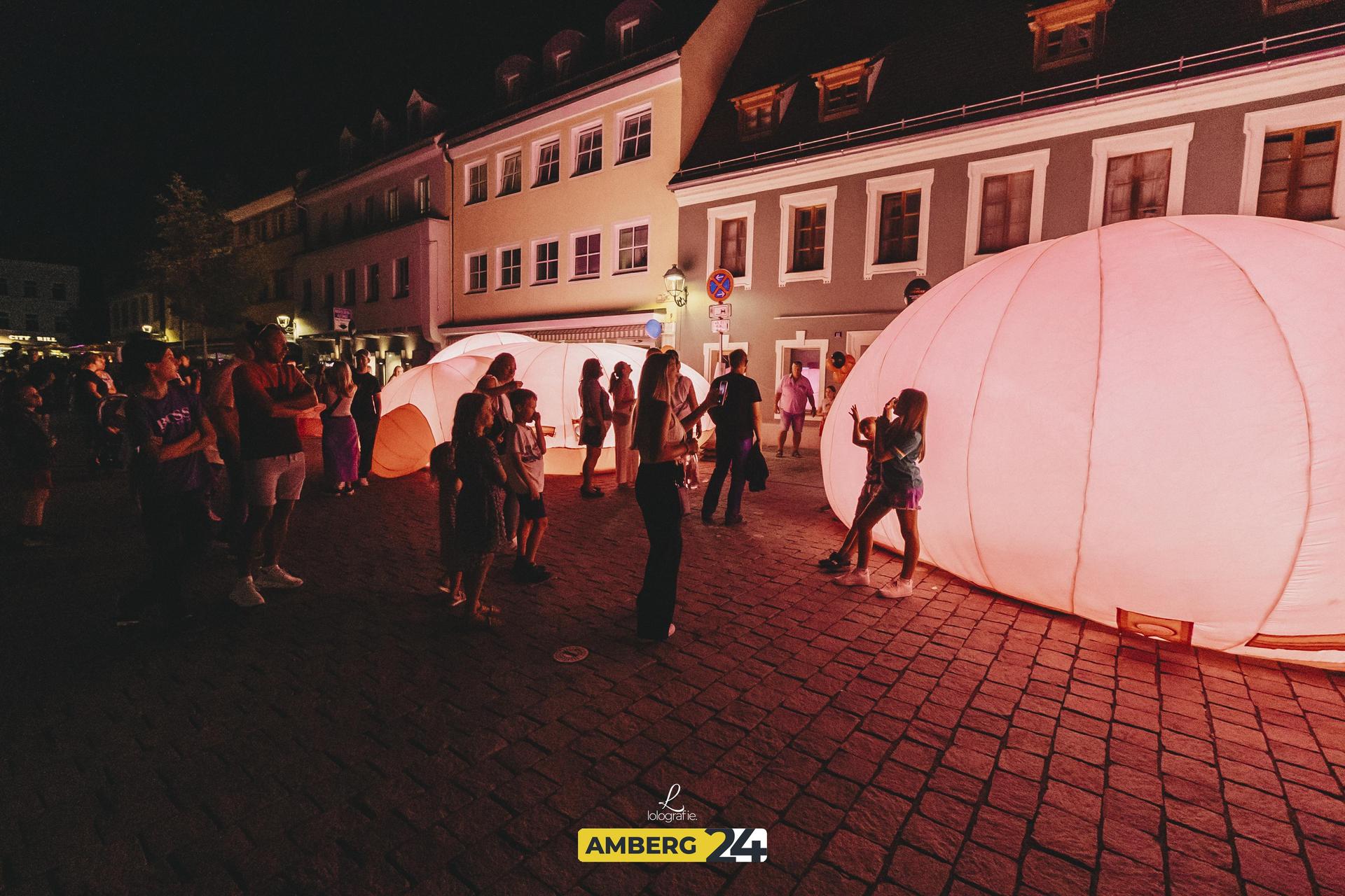 Musik, Essen und leuchtende Kunst: Während der Luftnacht in Amberg war viel los.  (Bild: Lolografie)