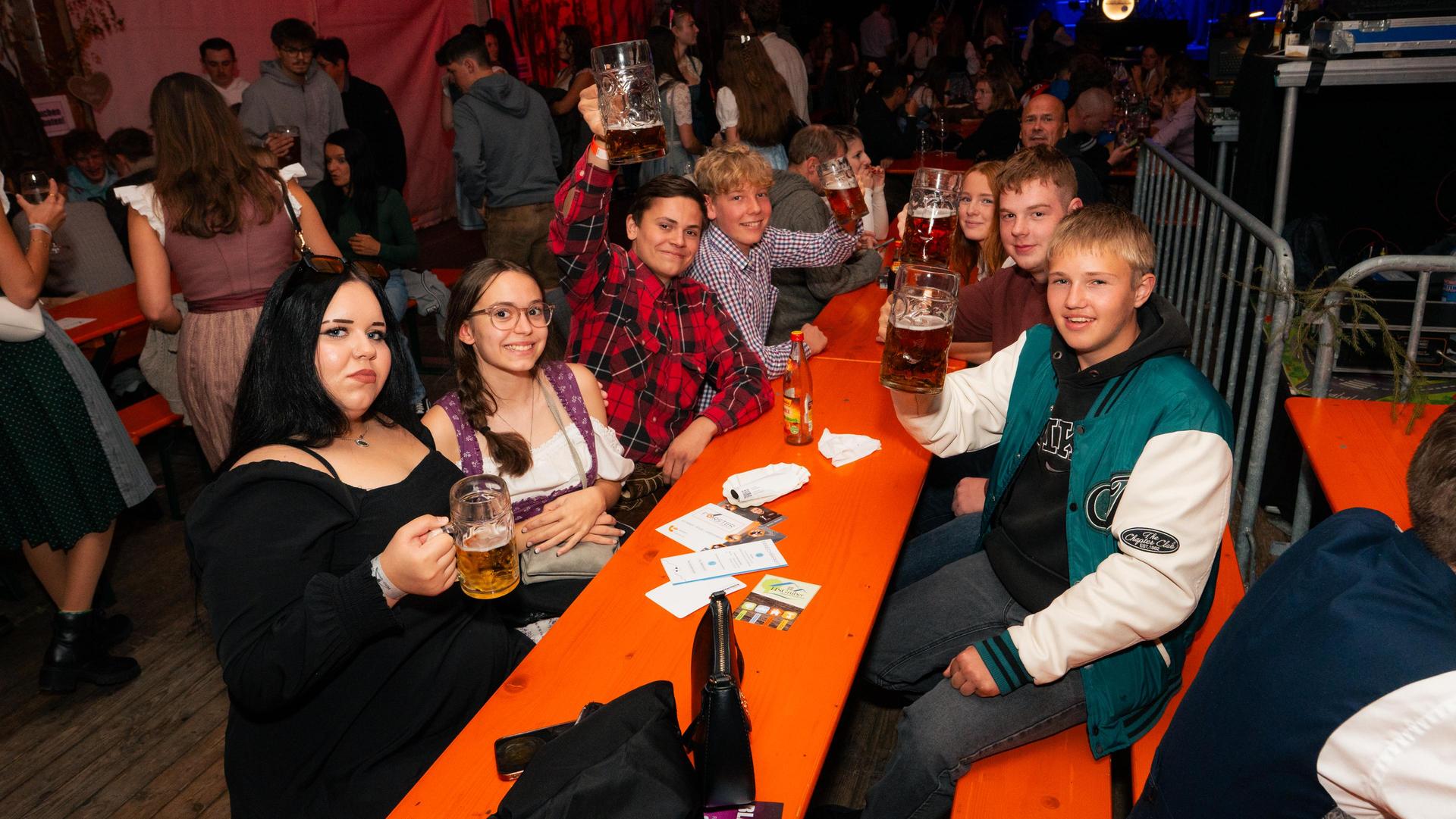 Die Störnsteiner Kirwa am Samstagabend.  (Bild: Hannes Stock)